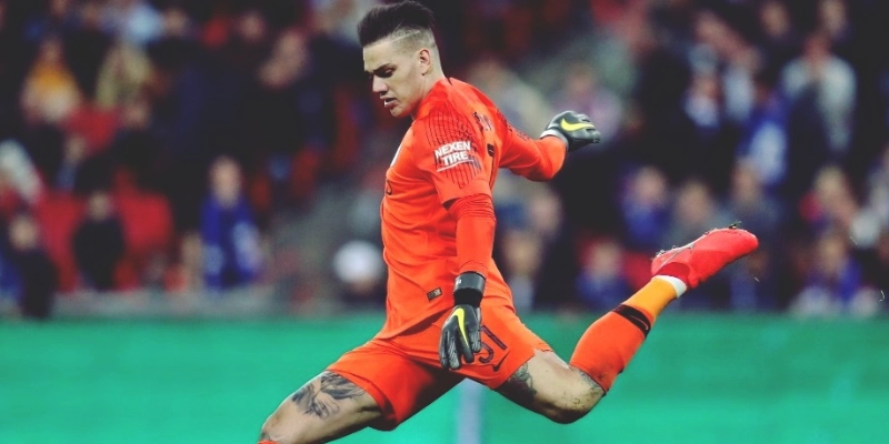 Phát Bóng Lên Là Gì? Tìm Hiểu Luật Và Cách Thực Hiện Chuẩn Xác