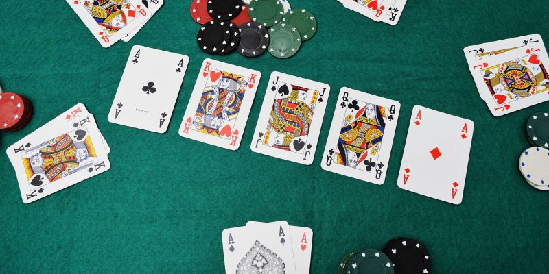 Bài Rác Trong Poker Là Gì? Giải Thích Chi Tiết Cho Người Mới